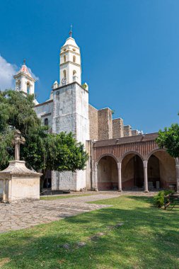 Tepoztlan Morelos Meksika 'daki Exconvento Dominico de la Natividad' ın tarihi kilisesinin, sömürge mimarisi ve kültürel önemini vurgulayan bir görüntüsü.