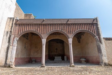 Tepoztlan Morelos Meksika 'daki Exconvento Dominico de la Natividad' ın tarihi kilisesinin, sömürge mimarisi ve kültürel önemini vurgulayan bir görüntüsü.