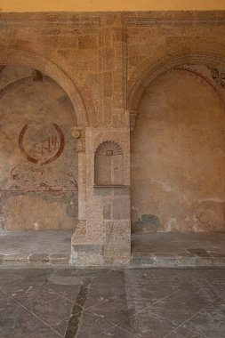 Tepoztlan Morelos Meksika 'daki Exconvento Dominico de la Natividad' ın tarihi kilisesinin, sömürge mimarisi ve kültürel önemini vurgulayan bir görüntüsü.