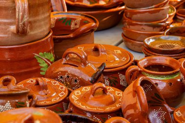 Cuernavaca 'daki tarihi Hernn Corts Sarayı' nın resimli görüntüsü sömürge mimarisi ve kültür mirasını gözler önüne seriyor.