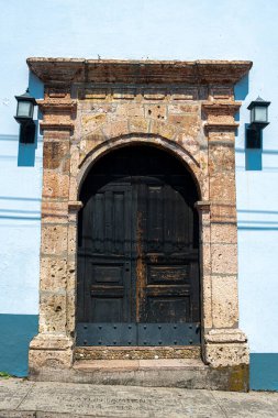 Cuernavaca, Morelos 'ta güzel oyulmuş ahşap bir kapıya yakın plan. Geleneksel Meksika işçiliği ve karmaşık tasarım detayları sergileniyor.