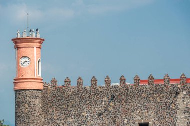 Cuernavaca 'daki tarihi Hernn Corts Sarayı' nın resimli görüntüsü sömürge mimarisi ve kültür mirasını gözler önüne seriyor.