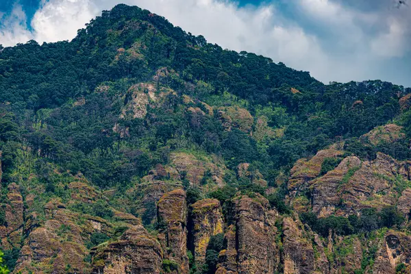 Tepoztlan Morelos Meksika 'daki Exconvento Dominico de la Natividad' ın tarihi kilisesinin, sömürge mimarisi ve kültürel önemini vurgulayan bir görüntüsü.