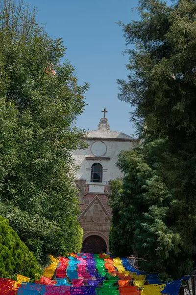 Tepoztlan Morelos Meksika 'daki Exconvento Dominico de la Natividad' ın tarihi kilisesinin, sömürge mimarisi ve kültürel önemini vurgulayan bir görüntüsü.