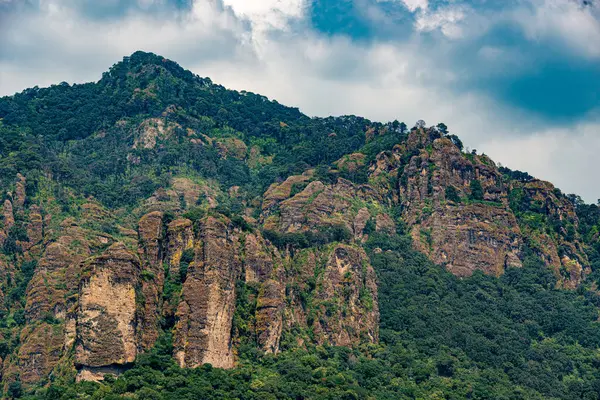 Tepoztlan Morelos Meksika 'daki Exconvento Dominico de la Natividad' ın tarihi kilisesinin, sömürge mimarisi ve kültürel önemini vurgulayan bir görüntüsü.