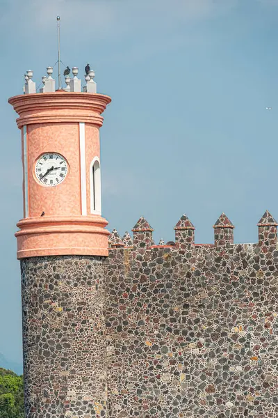 Cuernavaca 'daki tarihi Hernn Corts Sarayı' nın resimli görüntüsü sömürge mimarisi ve kültür mirasını gözler önüne seriyor.