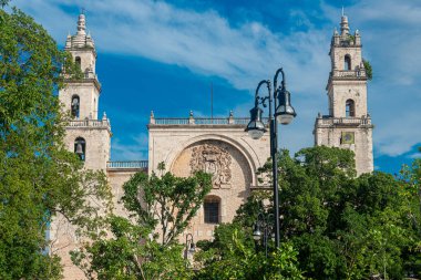 San Ildefonso Katedrali 'nin ebedi güzelliğini keşfedin. Merida, Yucatan' ın kalbinde ikonik bir koloni simgesi.