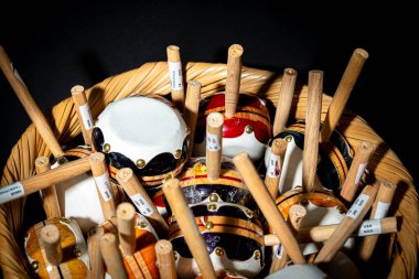 Siyah arka planda geleneksel ve zanaatkar Meksika oyuncakları sergilenen güzel düzenlenmiş bir sepet.