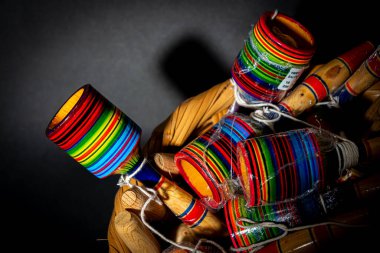 Siyah arka planda geleneksel ve zanaatkar Meksika oyuncakları sergilenen güzel düzenlenmiş bir sepet.