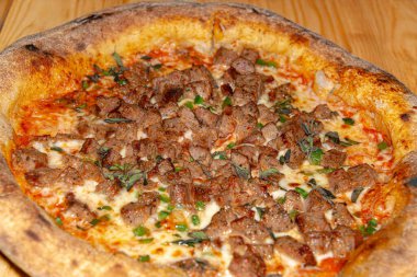 Lezzetli İtalyan sosisi, taze fesleğen yaprağı ve güzel peynirlerden oluşan nefis bir gurme pizza..