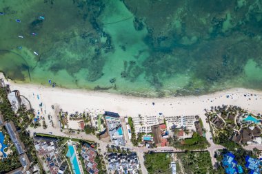 Playa del Carmen 'deki sahil şeridinin insansız hava aracı görüntüsü