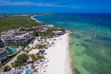 Playa del Carmen 'deki sahil şeridinin insansız hava aracı görüntüsü