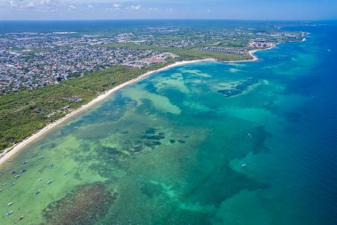 Playa del Carmen 'deki sahil şeridinin insansız hava aracı görüntüsü