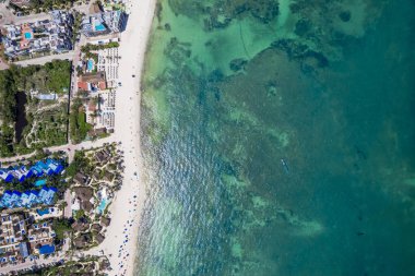 Playa del Carmen 'deki sahil şeridinin insansız hava aracı görüntüsü