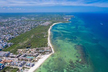 Playa del Carmen 'deki sahil şeridinin insansız hava aracı görüntüsü