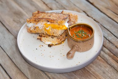 Ekmek hamurundan yapılmış ılık ve lezzetli bir panini.