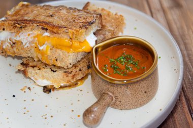 Ekmek hamurundan yapılmış ılık ve lezzetli bir panini.