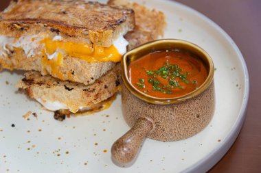 Ekmek hamurundan yapılmış ılık ve lezzetli bir panini.