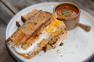 Ekmek hamurundan yapılmış ılık ve lezzetli bir panini.