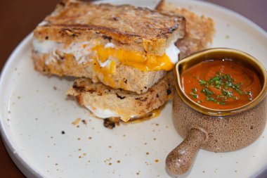 Ekmek hamurundan yapılmış ılık ve lezzetli bir panini.