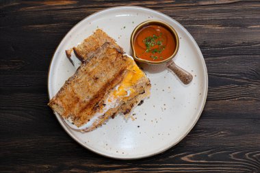 Ekmek hamurundan yapılmış ılık ve lezzetli bir panini.