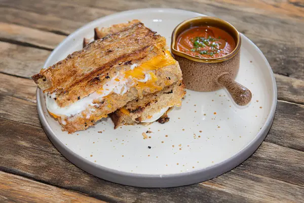 Ekmek hamurundan yapılmış ılık ve lezzetli bir panini.