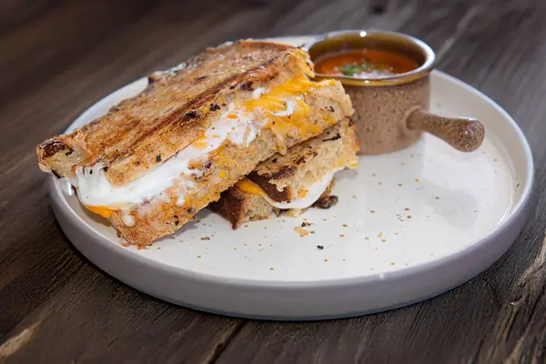 Ekmek hamurundan yapılmış ılık ve lezzetli bir panini.