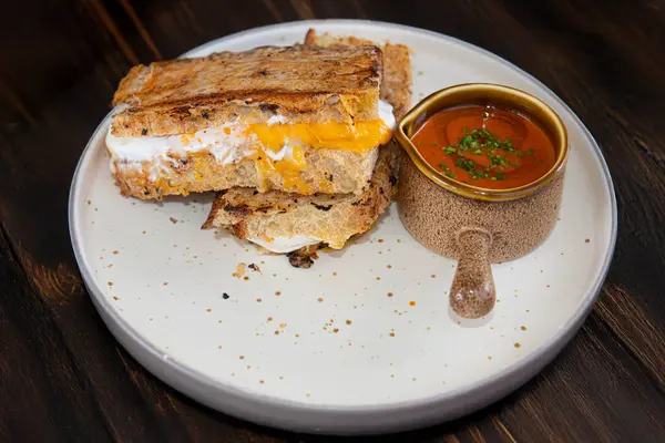 Ekmek hamurundan yapılmış ılık ve lezzetli bir panini.