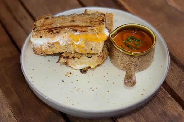 Ekmek hamurundan yapılmış ılık ve lezzetli bir panini.