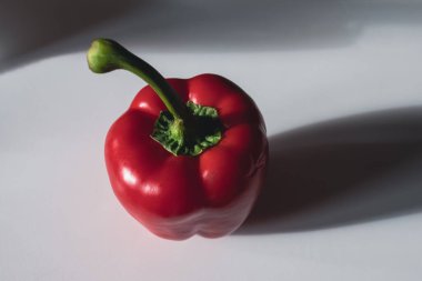 Beyaz arka planda tatlı kırmızı biber. Sebze salatası için. Vejetaryen yemeği. Sağlıklı yiyecekler. Hafif bir atıştırmalık. Faydalı bir sebze. Vitamin kaynağı.