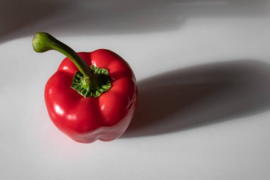 Beyaz arka planda tatlı kırmızı biber. Sebze salatası için. Vejetaryen yemeği. Sağlıklı yiyecekler. Hafif bir atıştırmalık. Faydalı bir sebze. Vitamin kaynağı.