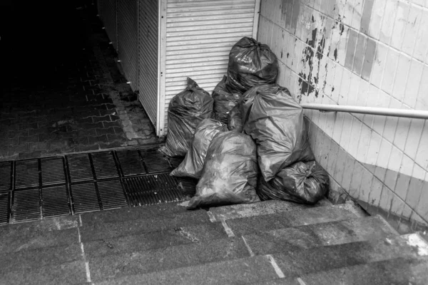 Ένα Σωρό Σακούλες Σκουπιδιών Ασπρόμαυρη Φωτογραφία Σακούλες Σκουπιδιών Μίντεν Απορρίμματα — Φωτογραφία Αρχείου