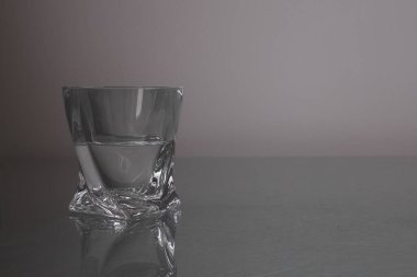 Benzinsiz basit içme suyu. Formül suyu H2O 'dur. Bardağın yarısı ya dolu ya da boş. Temiz sıvı. Su gerektiriyor. Standart olmayan bardakta temiz su.