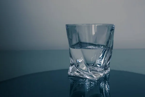 Eenvoudig Drinkwater Zonder Gas Formule Water H2O Het Glas Half — Stockfoto