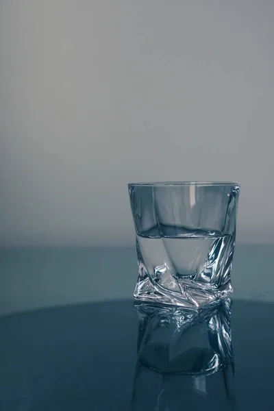Egyszerű Ivóvíz Gáz Nélkül Formula Víz H2O Pohár Félig Tele — Stock Fotó