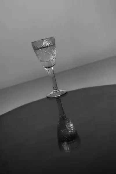 Verre Cristal Avec Liquide Transparent Photo Inclinée Noir Blanc Verre — Photo