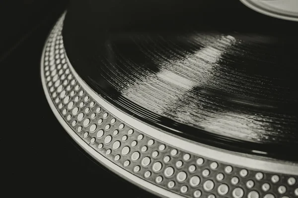 唱片播放器上的Vinyl唱片在照片中采用了老式风格 Vinyl的记录 模拟声音 Dj设备 音乐设备 Vinyl唱机 — 图库照片