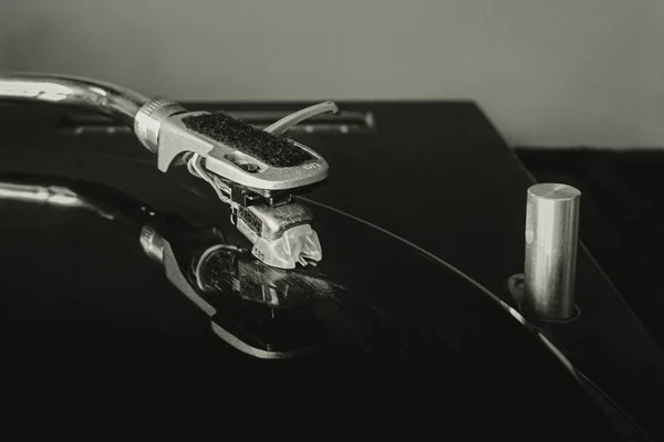 唱片播放器上的Vinyl唱片在照片中采用了老式风格 Vinyl的记录 模拟声音 Dj设备 音乐设备 Vinyl唱机 — 图库照片
