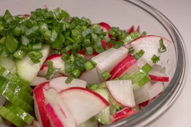 Taze vitamin salatası. Vejetaryen yemeği. Sağlıklı beslenme. Diyet tabağı. Yaz menüsü. Taze sebze parçaları. Bitkisel yağ. Mevsimlik ürünler. Ukrayna mutfağı.