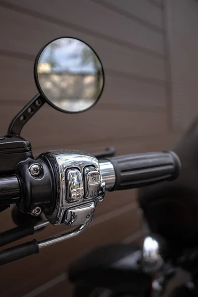 Botón Encendido Motocicleta Cerca Caballo Hierro Detalles Cromados Parte Vehículo —  Fotos de Stock