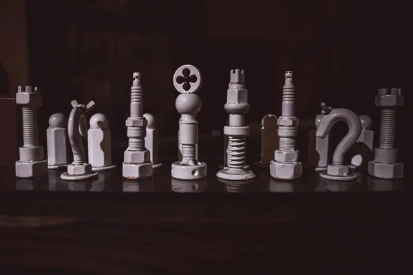 Αρχικό Λευκό Σκάκι Κομμάτια Κατασκευασμένα Από Μεταλλικά Προϊόντα Και Εξαρτήματα — Φωτογραφία Αρχείου
