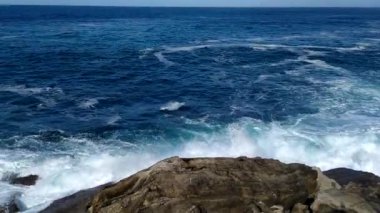 Biscay Körfezi 'nin fırtınalı suları. Büyük köpüklü dalgalar. Avrupa gezisi. Doğanın güzelliği. St. James 'in yolu. Camino de Santiago 'daki doğa. Okyanus gücü. Kayalık kıyılarda fırtınalı deniz dalgaları.