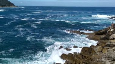 Biscay Körfezi 'nin fırtınalı suları. Büyük köpüklü dalgalar. Avrupa gezisi. Doğanın güzelliği. St. James 'in yolu. Camino de Santiago 'daki doğa. Okyanus gücü. Kayalık kıyılarda fırtınalı deniz dalgaları.