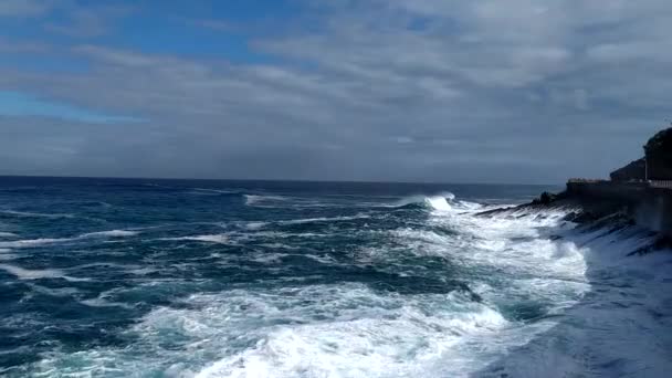 Νερά Θυελλώδη Του Βισκαϊκού Κόλπου Μεγάλα Αφρώδη Κύματα Ευρωπαϊκό Ταξίδι — Αρχείο Βίντεο