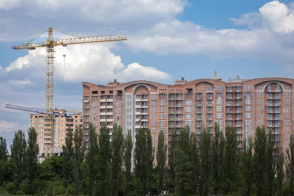建筑起重机的背景是一座多层公寓楼 住房贷款 建造一座房子 住宅房地产 现代建筑 乌克兰经济 — 图库照片