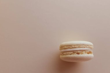 Çok renkli badem kurabiyeleri. İki yarım. Narin Fransız kurabiyeleri. Kahve tatlısı. Kurabiyeler kremaya dayanıyordu. Çıtır çıtır. İştah açıcı natürmortta renkli kurabiyeler..