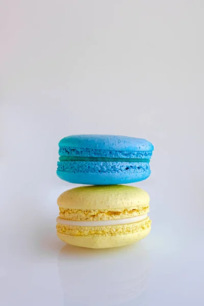 乌克兰国旗的颜色 蓝色和黄色的符号 五彩斑斓的金银花 精致的法国饼干咖啡甜点 基于蛋白基的饼干 脆皮的外壳 安乐死的生活 — 图库照片
