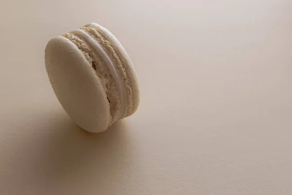 Bunte Makronen Zwei Hälften Zarte Französische Kekse Kaffee Dessert Vorhanden — Stockfoto
