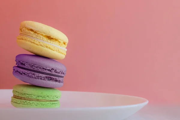 Многоцветные Макароны Две Половины Нежное Французское Печенье Кофейный Десерт Печенье — стоковое фото