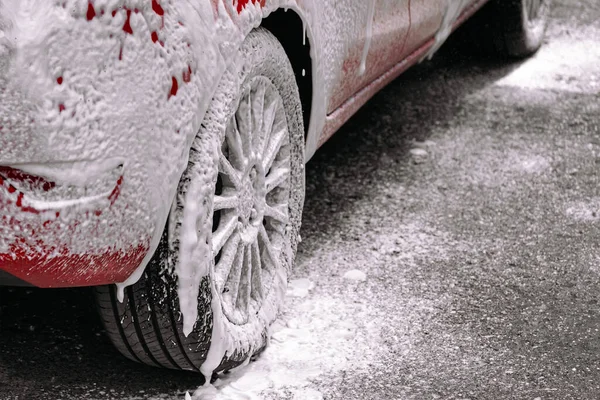 Sabun Köpüğü Araba Deterjanı Tekerlek Yakın Plan Makinenin Bir Parçası — Stok fotoğraf